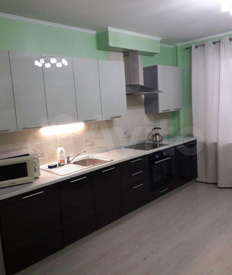 встроенный кухонный гарнитур угловой. встроенная кухня. кухня под мебелью и техникой. кухня мебель светлый тон. мебель встраимовая кухня.